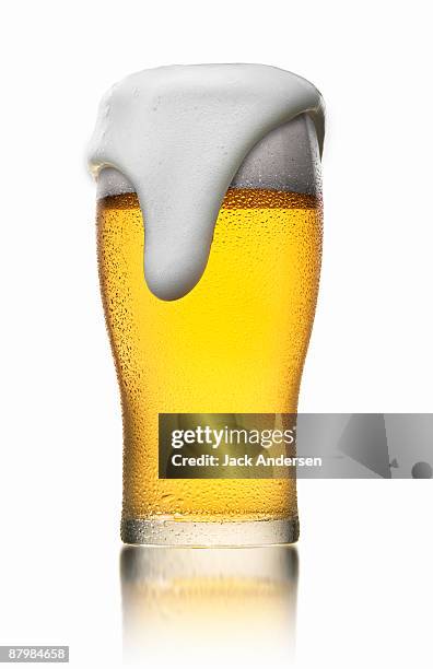 glass of beer - overflowing glass stock-fotos und bilder