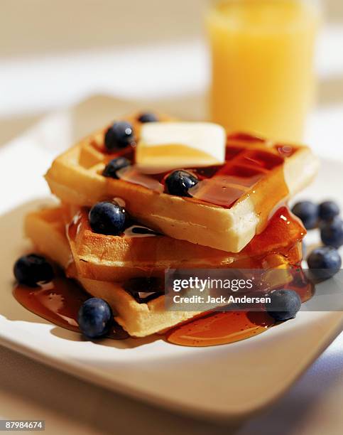 waffles with syrup and blueberries - stroopwafel stockfoto's en -beelden