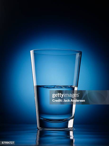 glass of water - half photos et images de collection