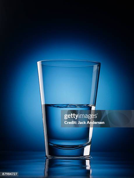 glass of water - half stockfoto's en -beelden