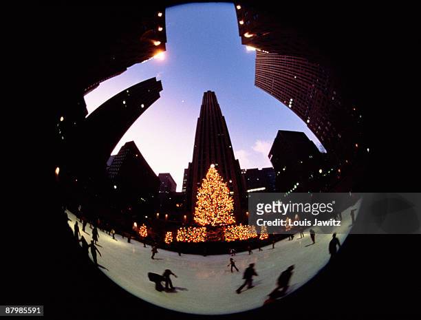 rockefeller center skating rink at christmas time, new york city, new york, usa. - rockefeller center ice skating stock pictures, royalty-free photos & images