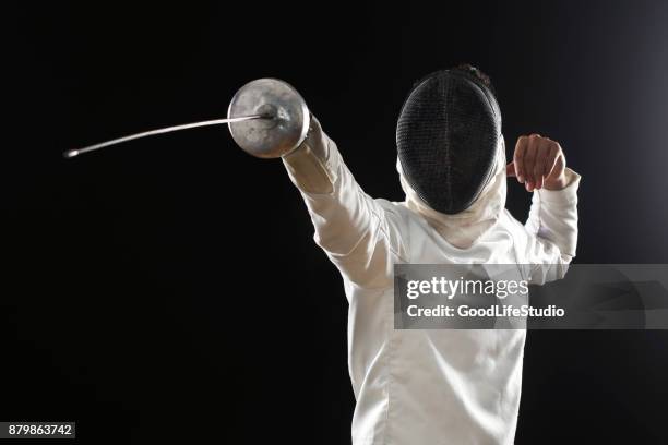 male fencer - fencing imagens e fotografias de stock