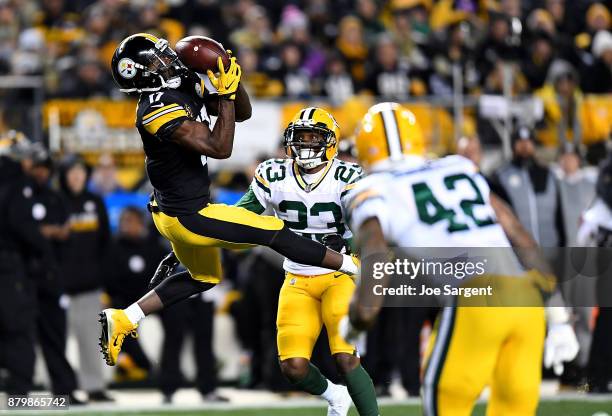 Eli Rogers of the Pittsburgh Steelers cannot come up with a catch on ball thrown by Ben Roethlisberger as he is defended by Damarious Randall of the...