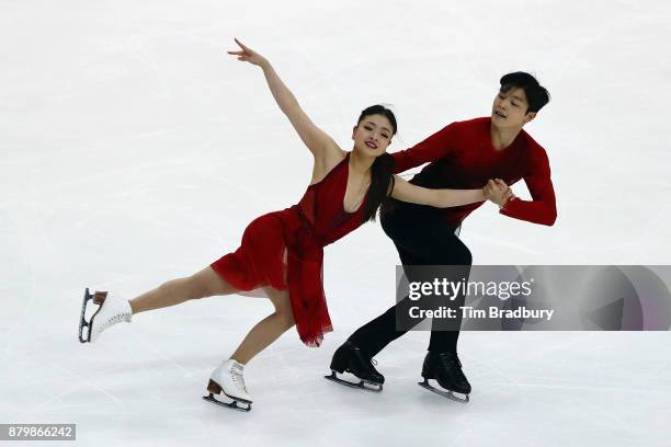 Maia Shibutani and Alex Shibutani of the United States compete in the Ice Dance Free Dance during day three of 2017 Bridgestone Skate America at Herb...