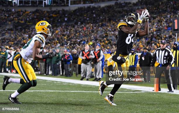 Antonio Brown of the Pittsburgh Steelers makes a catch in front of Kevin King of the Green Bay Packers for a 1 yard touchdown reception in the third...