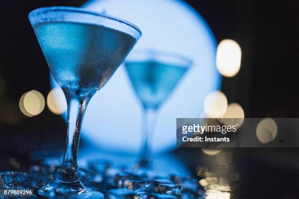 tir de nuit à l’extérieur de deux martinis aux olives, comme tir à nassau. - apero noel photos et images de collection