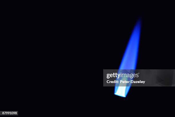 blue gas flame. - gas natural fotografías e imágenes de stock