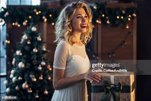 schöne frau mit geschenk - frau kleid stock-fotos und bilder
