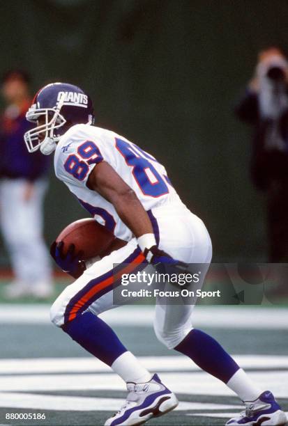 Amani Toomer of the New York Giants returns a punt against the New York Jets during an NFL football game September 22, 1996 at Giants Stadium in East...