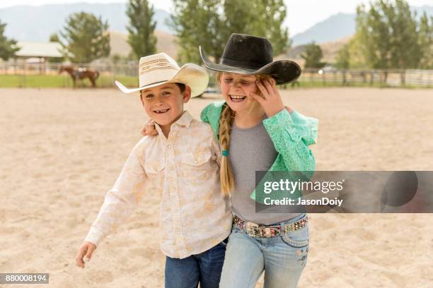 jungen cowboys und cowgirls junge - cowgirl stock-fotos und bilder