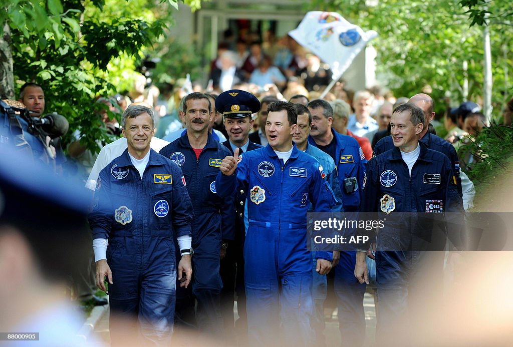Canadian astronaut Robert Thirsk (L), Eu