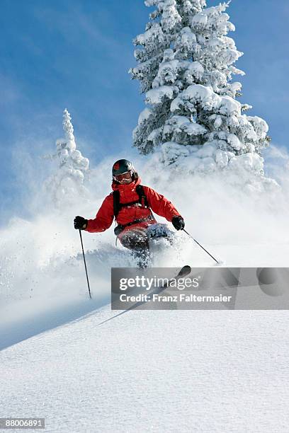 austria, tyrol, kitzbühel, pass thurn, freeride, man skiing downhill - downhill skiing fotografías e imágenes de stock