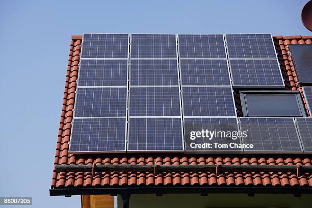germany, bavaria, schäflarn, roof of a house covered with solar cells - zonnepanelen stockfoto's en -beelden