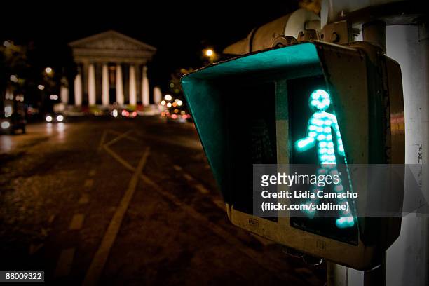 green light  - sinal de peão imagens e fotografias de stock