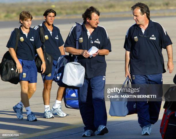 El tecnico de la seleccion de futbol Sub-23 de Argentina, Marcelo Bielsa , junto al preparador fisico Luis Bonini y a algunos jugadores llegan en la...