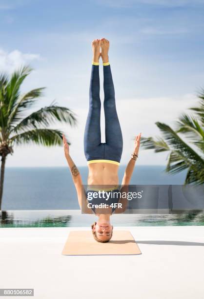 femme athlétique dans un headstand yoga - handstand beach photos et images de collection