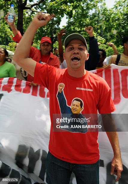 Supporters of Venezuelan President Hugo Chavez shout slogans during a demonstration against the international forum "El desafío latinoamericano:...