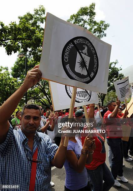 Supporters of Venezuelan President Hugo Chavez hold signs during a demonstration against the international forum "El desafío latinoamericano:...