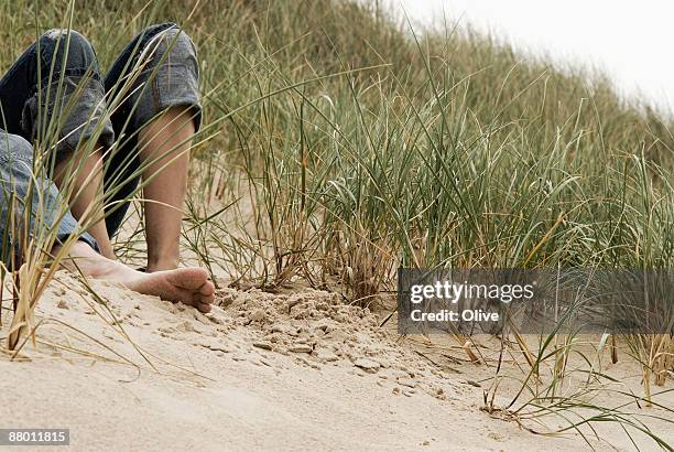 2 people barefooted in sand dune front of the sea - partie dune série photos et images de collection