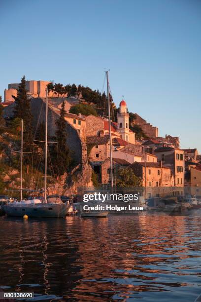 sailboats, waterfront buildings and st. michael's fortress at sunset, sibenik, sibenik-knin, croatia - sibenik croatia stock pictures, royalty-free photos & images