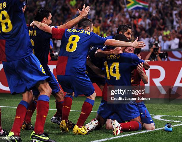 Lionel Messi of Barcelona celebrates with his team mates after he scored the second goal for Barcelona during the UEFA Champions League Final match...