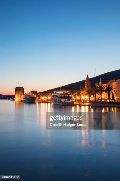 cruise ship ms romantic star (reisebüro mittelthurgau) and illuminated old town at dusk, trogir, split-dalmatia, croatia - reisebüro stockfoto's en -beelden