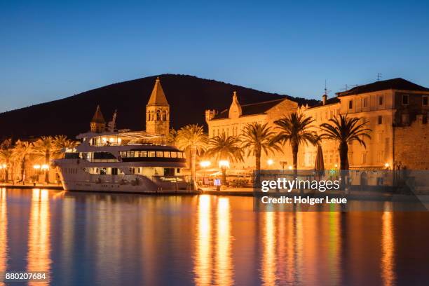 cruise ship ms romantic star (reisebüro mittelthurgau) and illuminated old town at dusk, trogir, split-dalmatia, croatia - reisebüro stockfoto's en -beelden