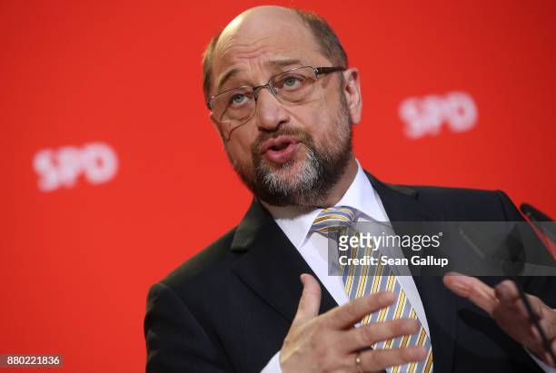 Martin Schulz, leader of the German Social Democrats , speaks to the media following a meeting of the SPD leadership on November 27, 2017 in Berlin,...