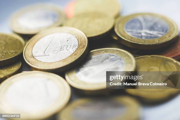 euro coins - moeda imagens e fotografias de stock