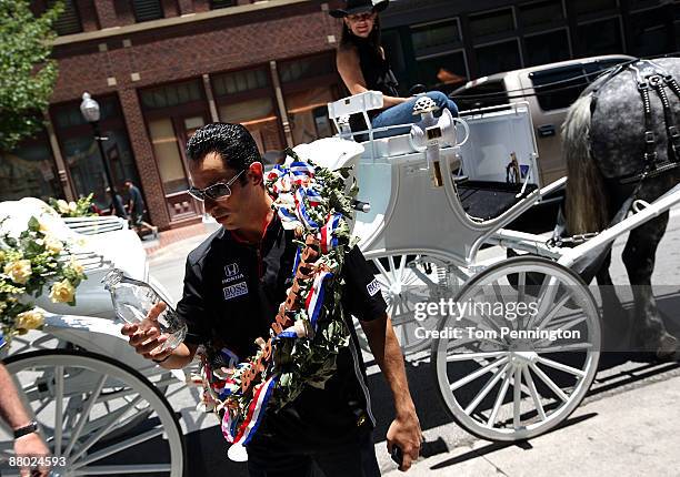 Helio Castroneves and Adriana Henao arrive at the Reata Resturant via a horse drawn carriage on May 27, 2009 in Fort Worth, Texas.