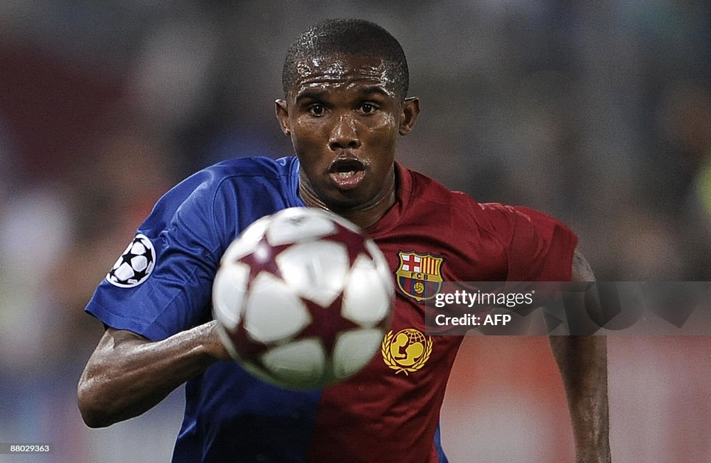 Barcelona's Samuel Eto'o runs with the b
