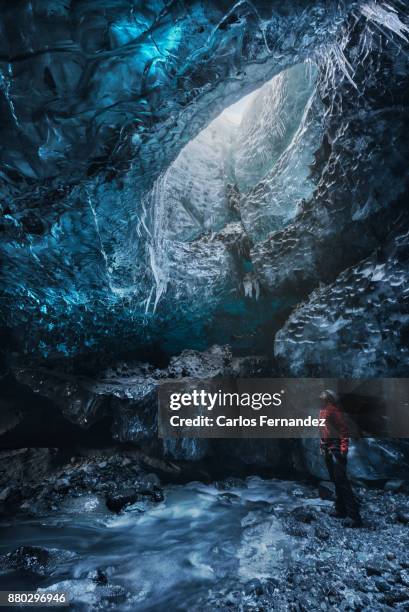 man inside ice cave - vatnajokull photos et images de collection