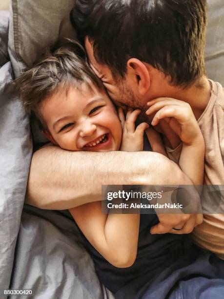 verlijmen met mijn zoon - kissing kids stockfoto's en -beelden