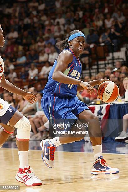 Essence Carson of the New York Liberty moves the ball up court during the WNBA preseason game against the Connecticut Sun on May 22, 2009 at Mohegan...