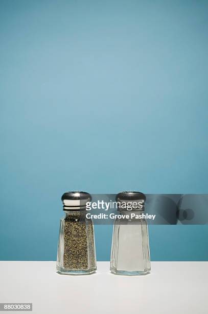 salt and pepper shakers  - kompatibilität stock-fotos und bilder