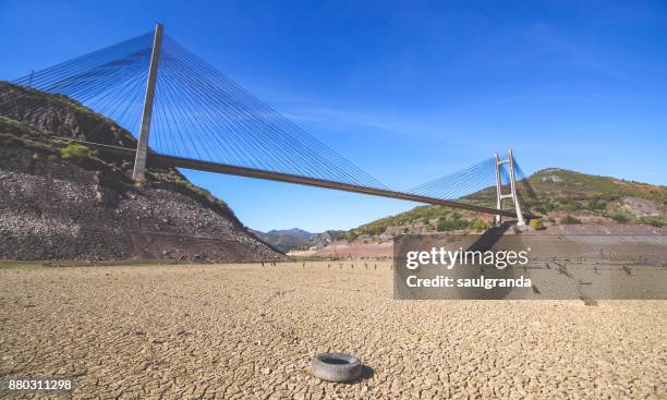 dry reservoir - desertification stock pictures, royalty-free photos & images