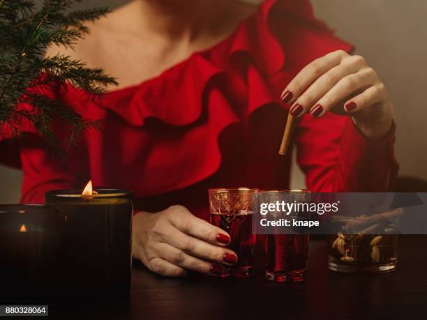 mooie vrouw glögg drinken glühwein op kerstmis - glögg stockfoto's en -beelden