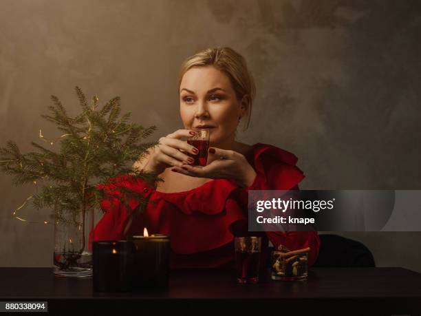 mooie vrouw glögg drinken glühwein op kerstmis - glögg stockfoto's en -beelden