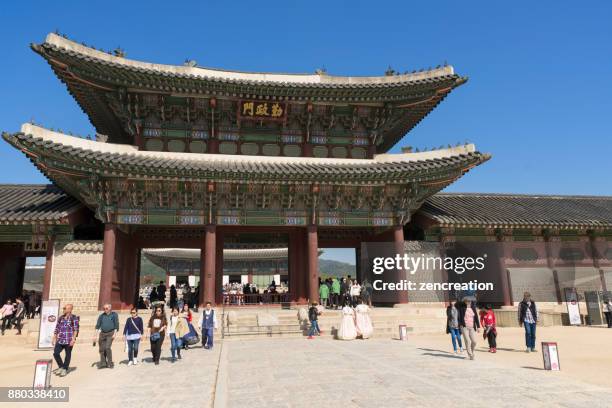 geunjeongjeon palast gyeongbokgung, seoul, südkorea - gwanghwamun platz stock-fotos und bilder