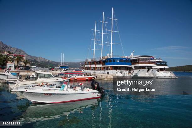 water taxi and cruise ships at pier, korcula, dubrovnik-neretva, croatia - táxi aquático imagens e fotografias de stock