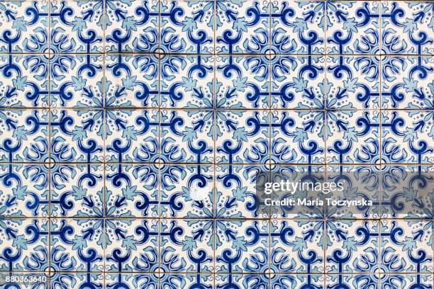 portuguese tiles - portugees straatmozaïek stockfoto's en -beelden