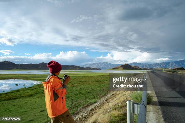 mountain and cloud by the bangong lake - bangong lake china stockfoto's en -beelden