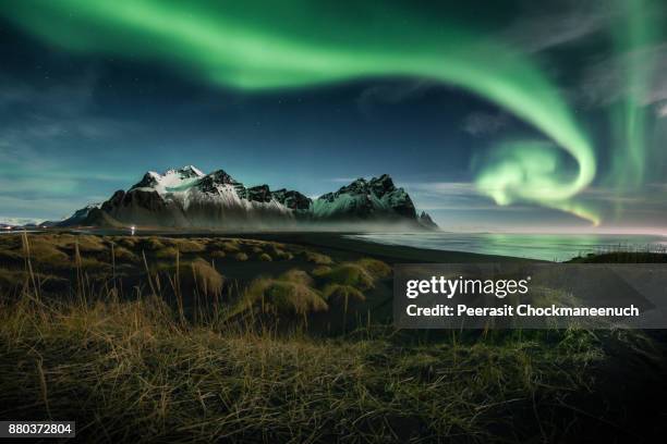 northern lights over vestrahorn moutain , iceland - polarlicht stock-fotos und bilder