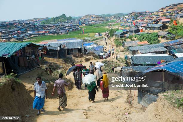 rohingya housing at jamtoli refugee camp - refugee camp stock pictures, royalty-free photos & images