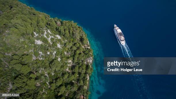 aerial of cruise ship ms romantic star (reisebüro mittelthurgau) and coastline, near mljet, dubrovnik-neretva, croatia - cruise vacation fotografías e imágenes de stock