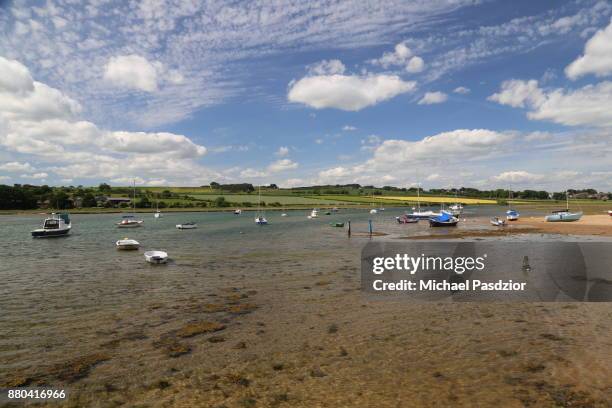 boats by the sea - alnmouth beach ストックフォトと画像