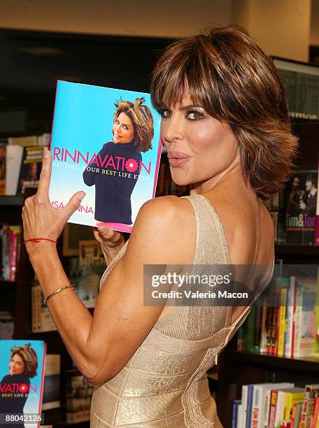 Lisa Rinna Works Lisa Rinna Book Signing For Rinnavation Photos et images de collection ...