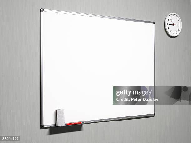blank whiteboard - ardósia imagens e fotografias de stock