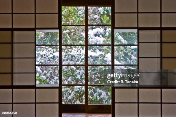 snowy garden and traditional japanese interior - shoji fotografías e imágenes de stock