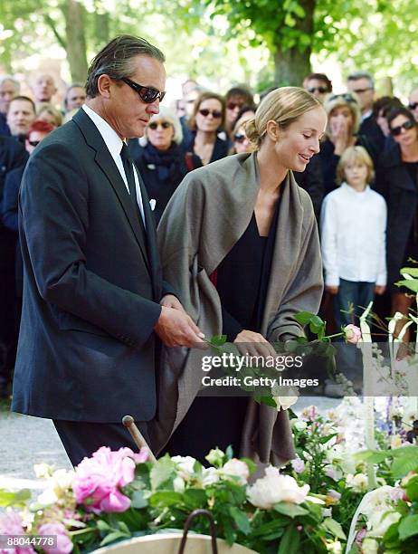 Lara Joy Koerner and her husband Heiner Pollert attend the funeral of German actress Barbara Rudnik at Nordfriedhof cemetery on May 29, 2009 in...